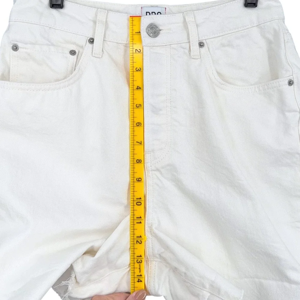 BDG‎ Urban Outfitters 90s Long Inseam White Denim Mom Shorts Size 30